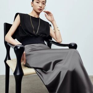 NWT HALARA gray shiny soft satin Women's Skirt size M. Elastic waist band